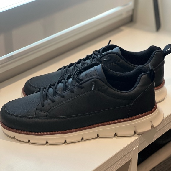 Super, Light Weight, Men's Black Dress Sneaker. - Picture 1 of 9